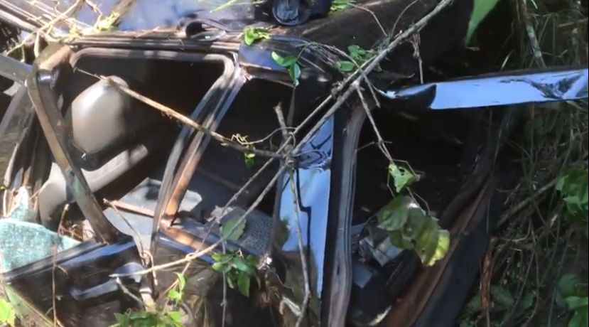 SINOP: Capotamento deixa 3 pessoas feridas e carro destruído 6