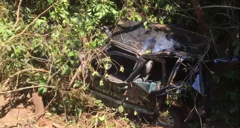 SINOP: Capotamento deixa 3 pessoas feridas e carro destruído 5